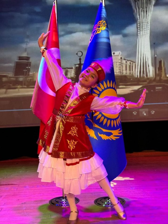 Тәуелсіздік күніне орай өткізілген концертте өнер көрсетті.